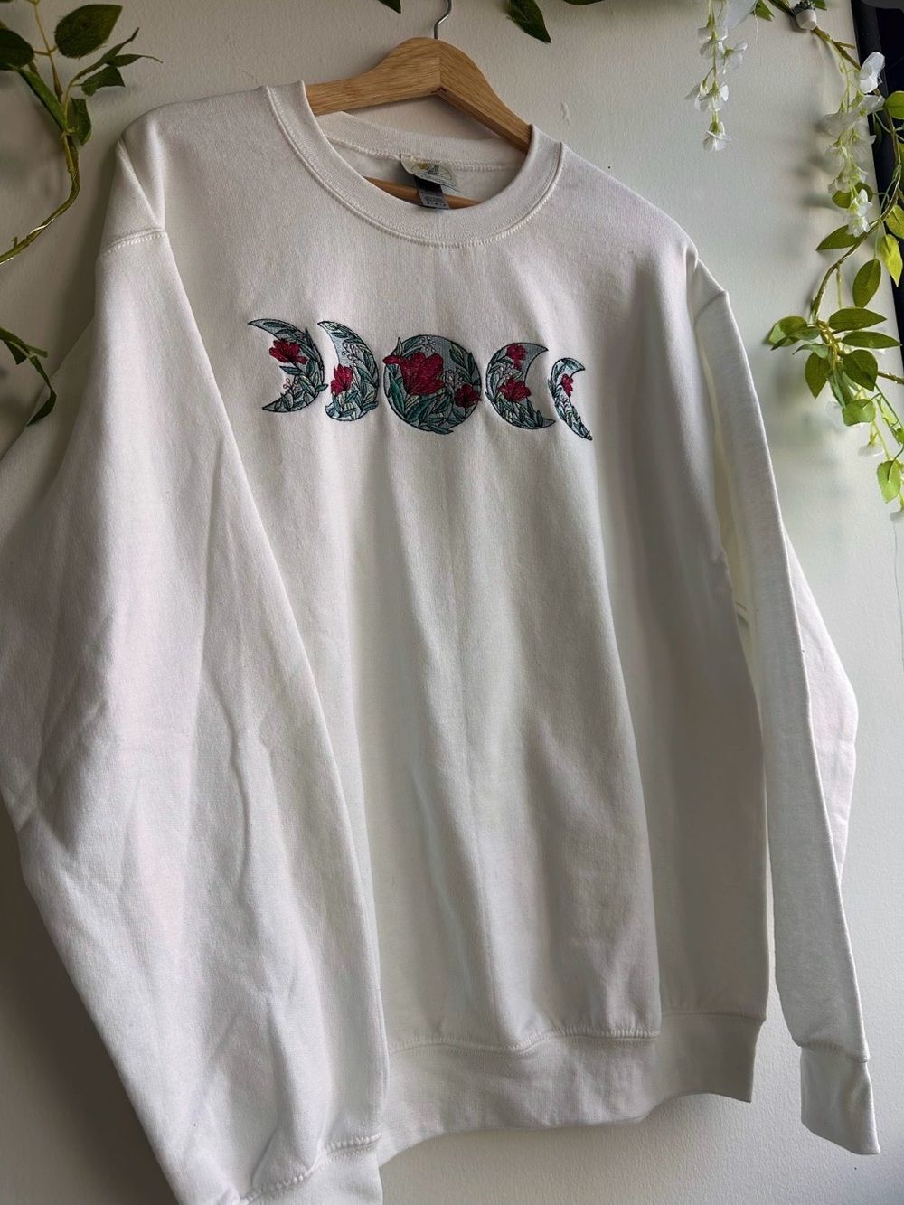 NWT Handmade White Floral Moon Phase Embroidered Crewneck Sweatshirt